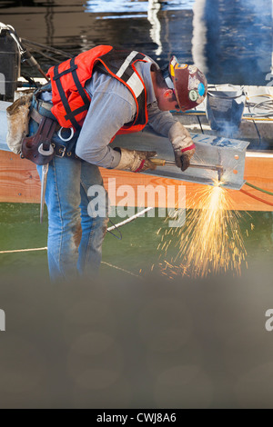 Lavoratore caucasici di saldatura sul sito in costruzione Foto Stock