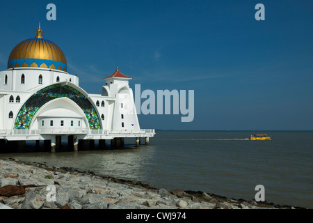 Malacca Straits moschea o Masjid Selat Melaka, combina di Medio Oriente e architettura Malay e crafttsmanship. Foto Stock