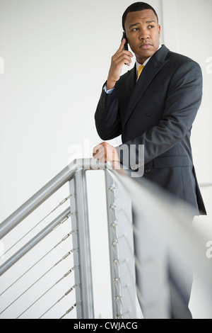 Razza mista imprenditore parlando al cellulare Foto Stock