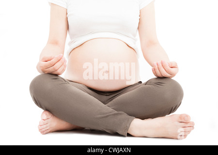 Donna incinta fare yoga meditazione esercizio Foto Stock