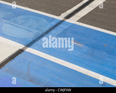 Pit Lane contrassegni sul circuito di Yas Formula 1, Yas Island, Abu Dhabi Foto Stock