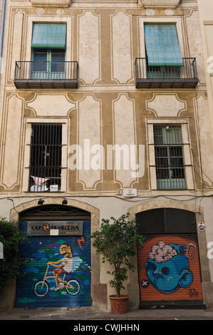 Graffiti sul rullo tapparelle di sicurezza di negozi a Barcellona, in Catalogna, Spagna, ES Foto Stock