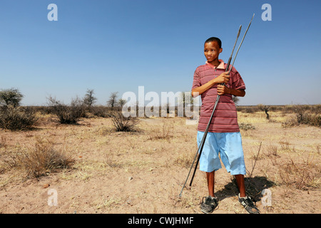 Ragazzo del San indigene tribù con lance, Namibia, deserto Kalahari Foto Stock