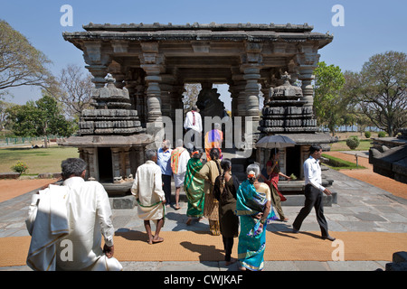 Pellegrini indù visitando il Nandi Bull monolite. Tempio Hoysaleswara. Halebidu. India Foto Stock