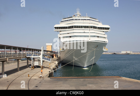 Costa Cruise Lines nave da crociera "Costa Serena' casting off linee di ormeggio prima della partenza dal porto di Palma de Mallorca Foto Stock