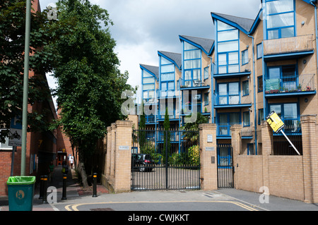 Un gated sviluppo residenziale di appartamenti a Bromley, a sud di Londra. Foto Stock