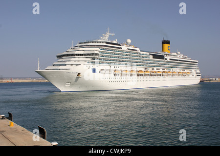 Prossima fermata Marseille - Costa Cruise Lines nave da crociera "Costa Serena' uscire il porto di Palma di Maiorca, isole Baleari Foto Stock