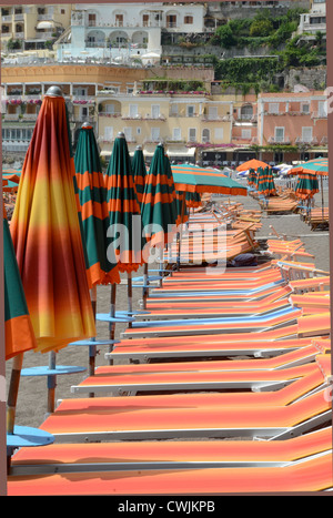 I lettini sulla spiaggia di Positano, Italia Foto Stock