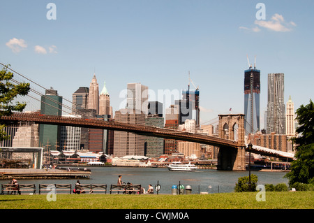 Ponte di Brooklyn Park Sky line New York City Manhattan Freedom Tower o Tower One World Trade Center Beekman Tower Pier 17 Foto Stock