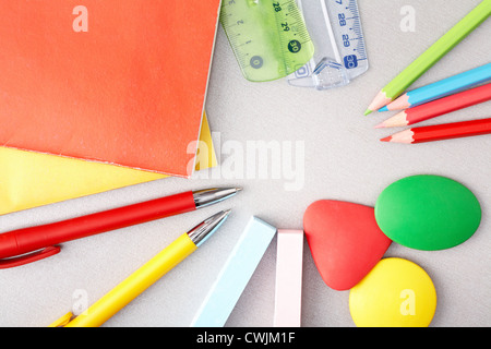 Close-up di vari oggetti necessari nella scuola il processo formativo Foto Stock