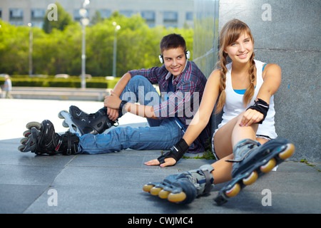 Paio di felice teens trascorrere il proprio tempo libero al di fuori Foto Stock