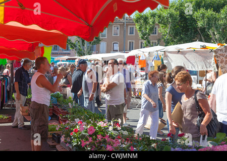 People shopping al mercato di Apt Provence Francia Foto Stock