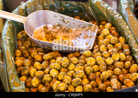 Le olive per la vendita al mercato in Apt Provence Francia Foto Stock