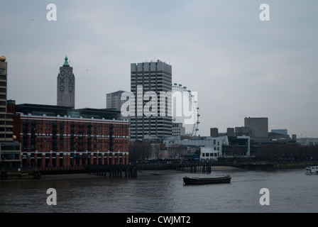 Guardando al di là del fiume Tamigi da Blackfriars con la Oxo Tower, London Studios e il London Eye Foto Stock