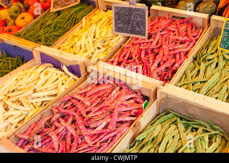 I fagioli per la vendita al mercato in Apt Provence Francia Foto Stock
