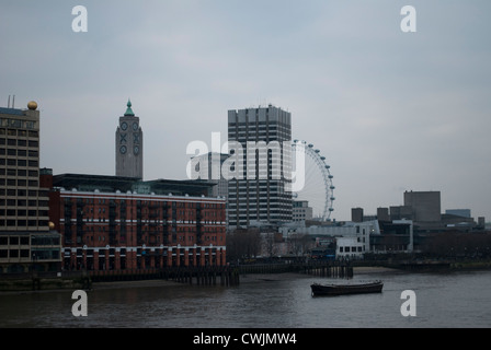 Guardando al di là del fiume Tamigi da Blackfriars con la Oxo Tower, London Studios e il London Eye Foto Stock