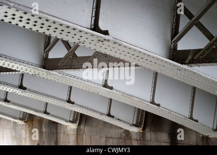 Il dipinto di bianco in ferro battuto gli archi sotto il Blackfriars Bridge Foto Stock