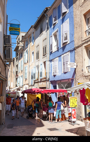 People shopping al mercato di Apt Provence Francia Foto Stock