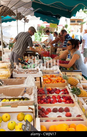People shopping al mercato di Apt Provence Francia Foto Stock