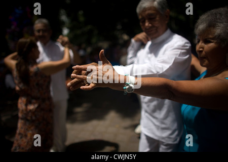 La gente ballare Danzon nella piazza principale di Oaxaca, Messico, Luglio 7, 2012. Foto Stock