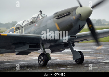 Il Supermarine Spitfire T9 G-FLIX ML407 motore acceso sotto la pioggia a Tibenham Air Festival NORFOLK REGNO UNITO Foto Stock