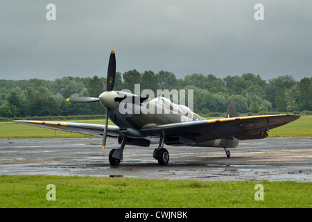 Il Supermarine Spitfire T9 G-FLIX ML407 sotto la pioggia a Tibenham Air Festival NORFOLK REGNO UNITO Foto Stock