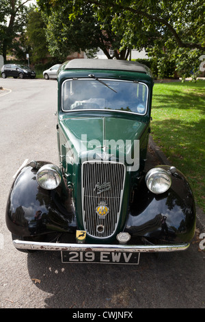 Vista anteriore del Green Austin sette vecchia automobile con originale monogramma AA Foto Stock