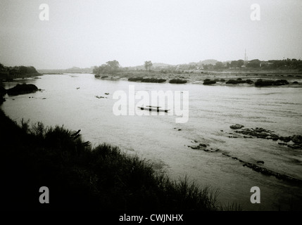 Viaggi avventura che naviga lungo il fiume Mekong a Luang Prabang in Laos in Estremo Oriente Asia sud-orientale. Evasione Wanderlust Foto Stock