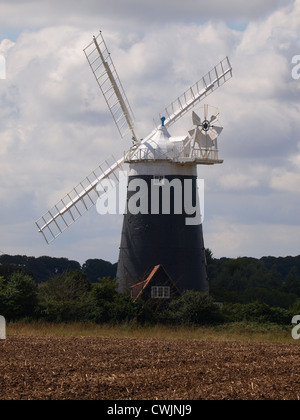 Il mulino a vento di torre, Burnham Overy Staithe, Norfolk, Regno Unito Foto Stock