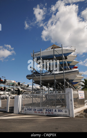 Barche impilato e immagazzinato presso la porta a sec o porta sulla terra sulla D986 Palavas les Flots Languedoc-Roussillon Francia Foto Stock