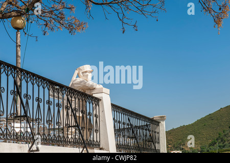 Custom officer statua lungo il Rio Guadiana, Alcoutim, Algarve, PORTOGALLO Foto Stock