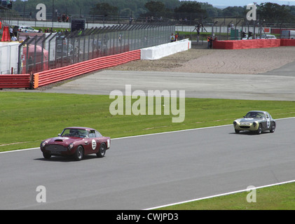Aston Martin DB4 GT e Austin Healey Sebring Sprite RAC Tourist Trophy per vetture storiche (pre-63 GT) Silverstone Classic 2012 Foto Stock