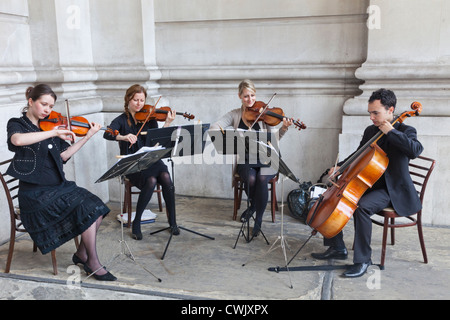 Inghilterra, Londra, la città, il Royal Exchange, musicisti classici di eseguire Foto Stock