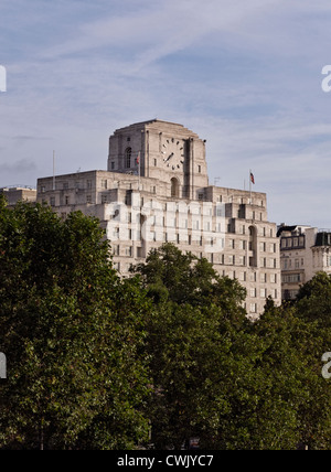 Shell Mex House, a 80 Strand, Londra, un caratteristico edificio Art Deco con uno di Londra orologi più grande Foto Stock