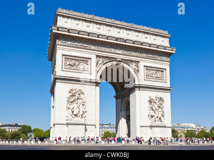 Napoleone Arc de Triomphe e dagli Champs Elysees Parigi Francia EU Europe Foto Stock