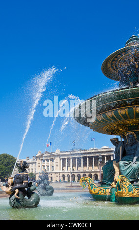 Fontane in Place de la Concorde alla fine di Avenue des Champs Elysees Parigi Francia EU Europe