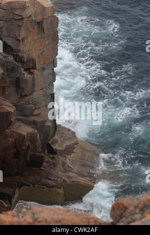 Onde su una costa rocciosa Foto Stock