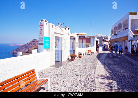 Strada principale di Thira Santorini isola greca, grecia negozi ristoranti e turisti Foto Stock