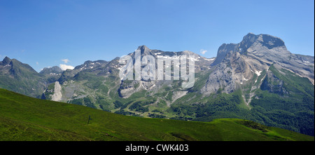 Vista sopra il Cirque de Gourette e il Massif du Ger visto dal Col d'Aubisque nei Pirenei, Francia Foto Stock