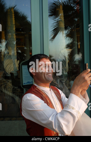 Cameriere del Atlantis Hotel, il Palm, Dubai, Emirati Arabi Uniti, Emirati arabi uniti, Golfo Persico, la Penisola Arabica, in Asia. Foto Stock