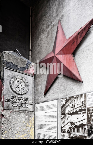 Vecchio muro residui al Checkpoint Charlie in Friedrichstrasse, Berlino Foto Stock