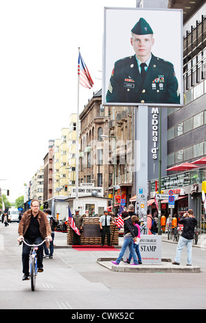 Il Checkpoint Charlie in Friedrichstrasse, Berlino Foto Stock