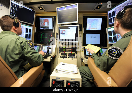 Una forza aerea studente pilota mans i comandi di un MQ-9 mietitore in una ground-based cockpit durante una missione di addestramento volato dal campo di Hancock Air National Guard Base Maggio 6, 2012 Syracuse, New York. Foto Stock