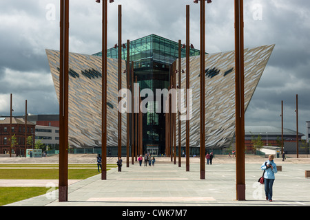 Titanic Belfast attrazione turistica e monumento in Titanic Quarter di Belfast, Irlanda del Nord. Foto Stock