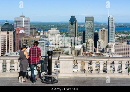 Vista della città dalla Kondiaronk scenic lookout a Chalet du Mont Real, Parc du Mont Royal (Mount Royal Park), Montreal, Canada Foto Stock