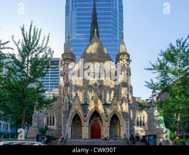 La facciata della Cattedrale di Cristo da Saint Catherine Street West, Montreal, Quebec, Canada Foto Stock