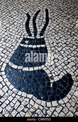 Asia, Cina Macao. Piastrella portoghese disegni nelle strade vicino la Piazza del Senato a Macau. Foto Stock