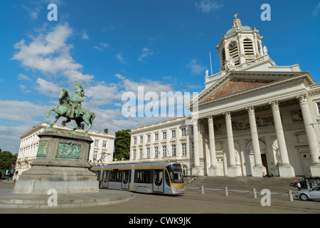 Chiesa di Saint Jacques-sur-Coudenberg con statua della statua di Goffredo di Bouillon, Place Royal, Bruxelles, Belgio Foto Stock