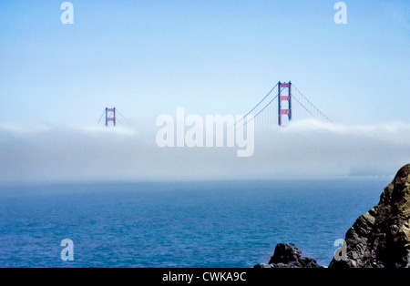 Il Golden Gate Bridge di San Francisco parzialmente coperta di nebbia. Foto Stock