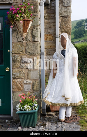 Lo Spaventapasseri a kettlewell festival raffigurante un tradizionale sposa abiti da sposa Foto Stock